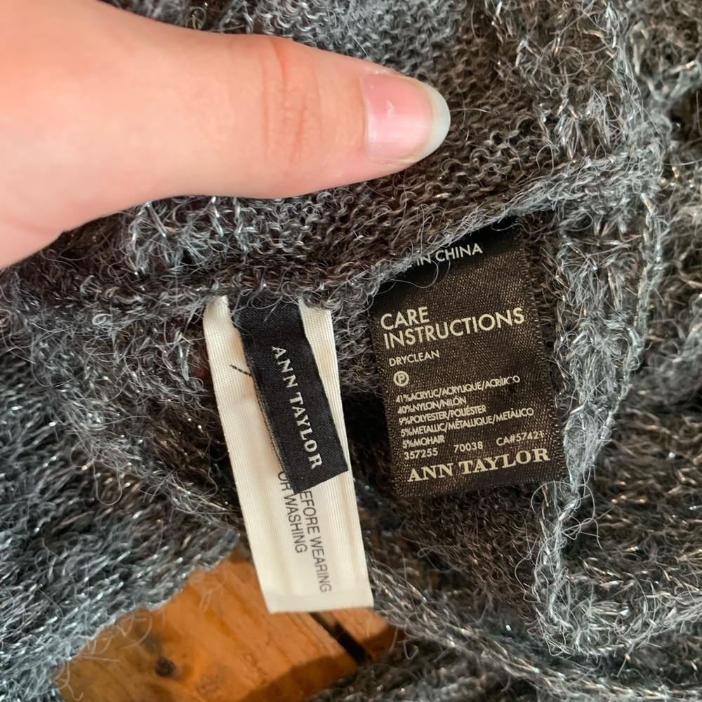 (8) ANN TAYLOR SCARF - Picture 2 of 3